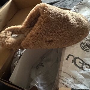 UGG women cozy Tan Slippers